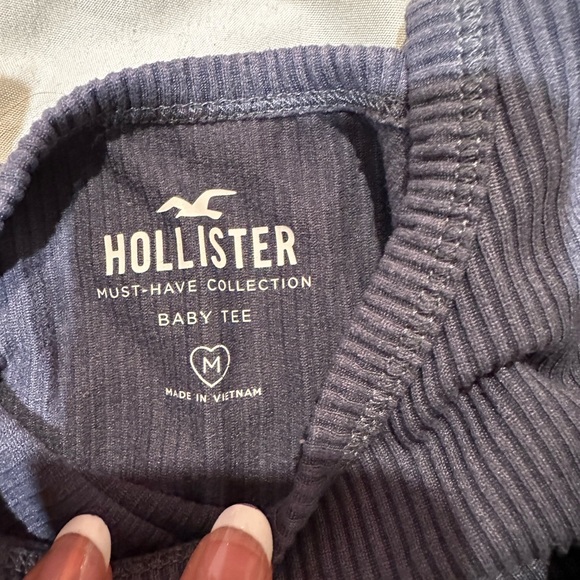 Hollister Long Sleeve Baby Tee Size Medium - Picture 3 of 3